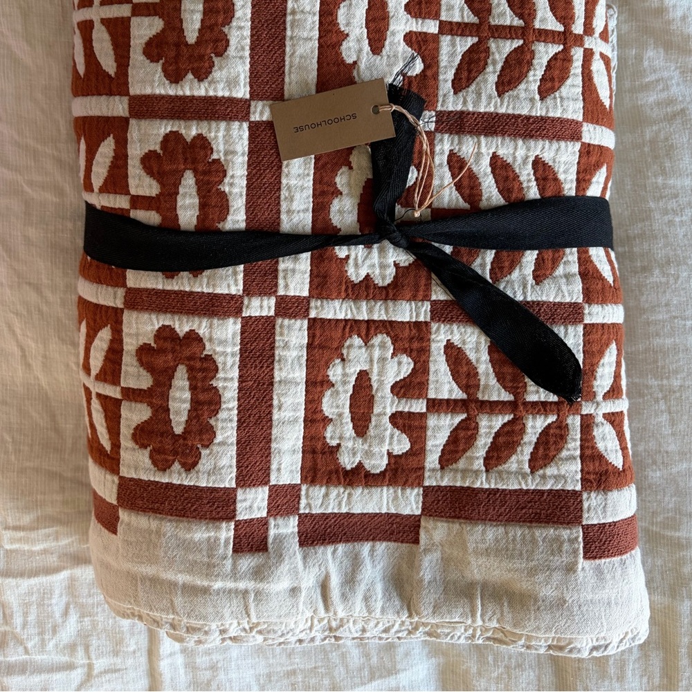 Schoolhouse Stillwater Floral Quilt, Twin, NWT